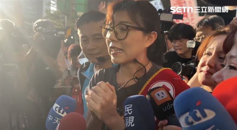石舫亘永春黃昏市場掃街,並向媒體致意(圖/記者陳思妤攝影)