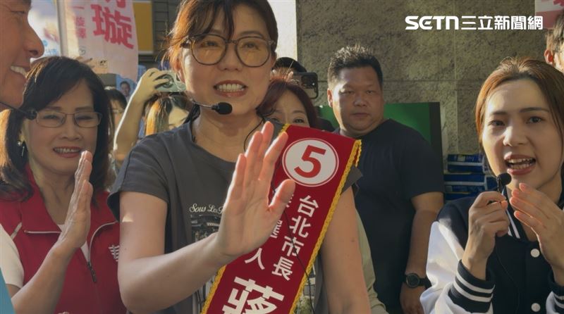 石舫亘永春黃昏市場掃街,並向媒體致意(圖/記者陳思妤攝影)