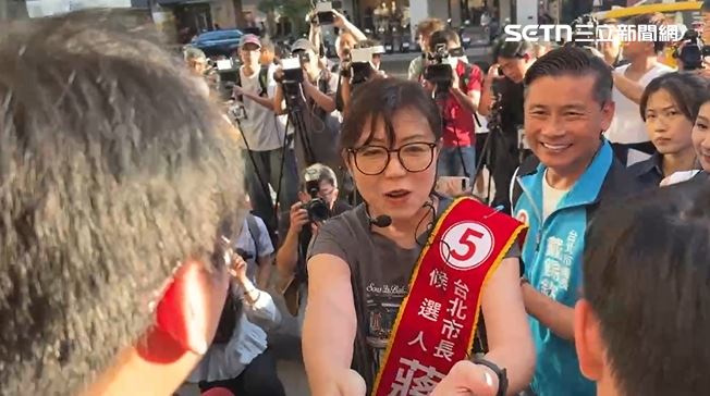 石舫亘永春黃昏市場掃街,並向媒體致意(圖/記者陳思妤攝影)