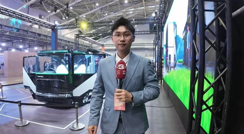 《三立財經iNEWS》是2026年鴻海科技日全台唯一官方合作電視台，今起兩天在南港展覽館全天候現場直播。鴻海董事長劉揚偉在科技日開幕致詞表示，鴻海不是只會搬箱子，而是全球垂直整合度最高的系統設計與製造服務公司。劉揚偉透露，鴻海AI伺服器機櫃產能過去一年已倍增，相較去年科技日每週1,000台顯著成長。（圖／三立財經台iNEWS）