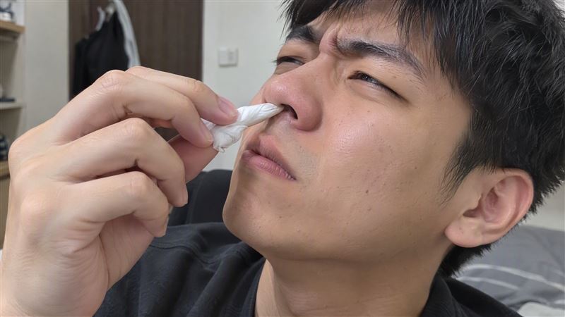 害鼻屎變多！別再捲衛生紙挖鼻 醫揭5慘況
