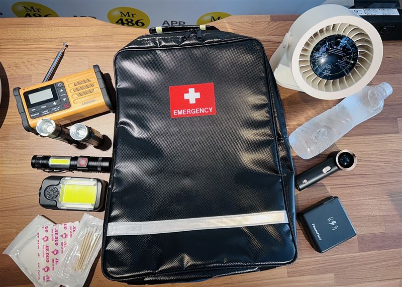 防災避難包內的物品和藥品應定期檢查和充電備用(圖/486團購提供)