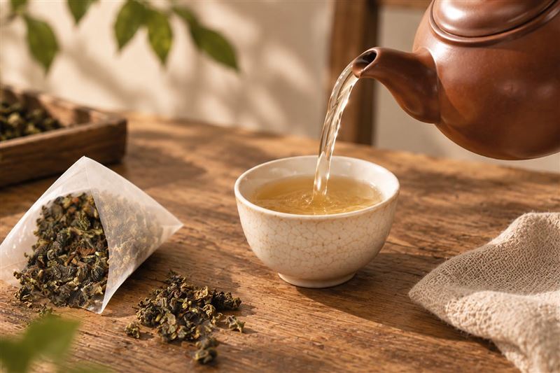 雙月食品社與木柵區農會合作推出「茶葉雞湯」,將木柵茶香融入雞湯,呈現茶葉入菜的風味。(圖/品牌業者提供)
