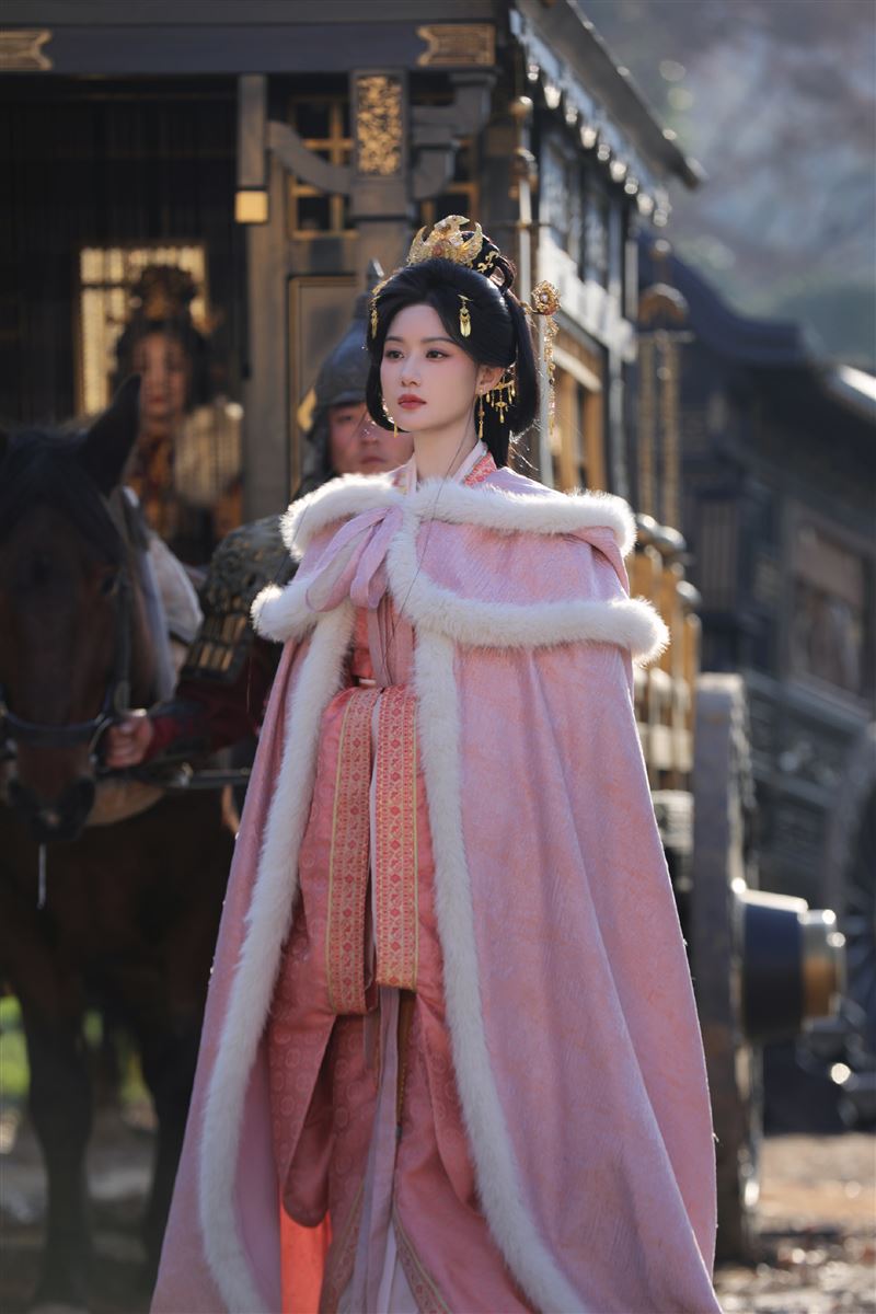 中國女星陳意涵在《嫁金釵》中飾演太子妃魏姝。(圖/翻攝自微博)