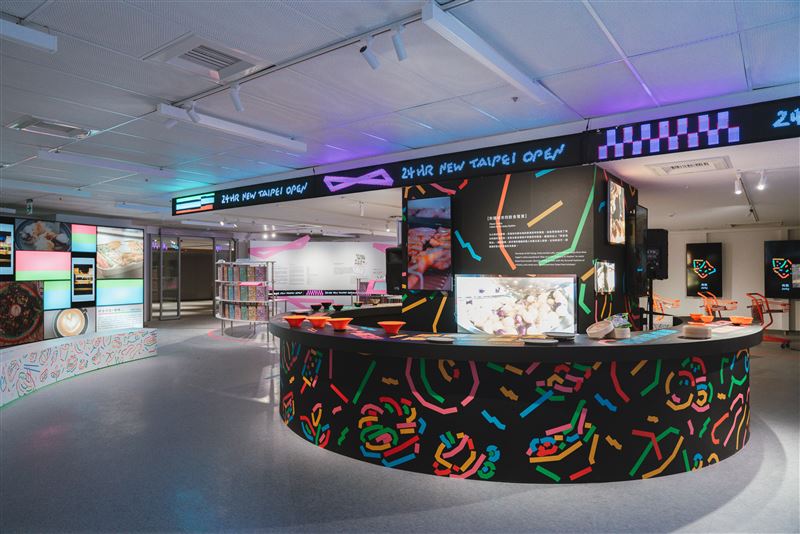 2026新北城市展5樓「24小時新北美食城」以在地飲食文化為主題,透過趣味展場設計,呈現新北從早到晚的多元美食樣貌。(圖/新北市政府提供)