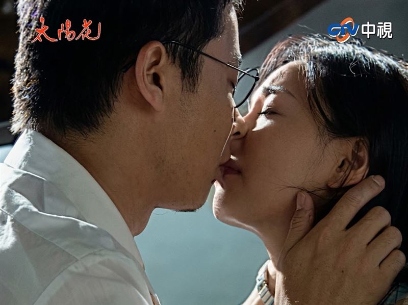 林煒與張庭在 1998 年經典「花系列」電視劇《太陽花》中有多場經典的吻戲與感情對手戲。（圖／翻攝自Threads）