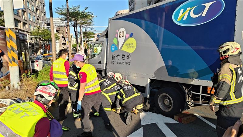 桃園中山路附近發生交通事故，大貨車跟機車發生碰撞，女騎士被捲進貨車底OHCA送醫不治。（圖／翻攝畫面）