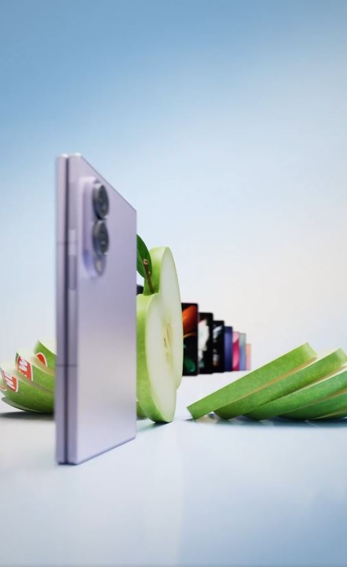 三星廣告嘲諷iPhone Duo,Galaxy Z Fold8開關螢幕把新蘋果大卸八塊。(圖/翻攝三星臉書)