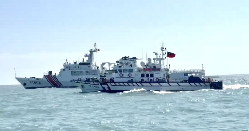 4艘中國海警船30日2度侵擾金門水域，海巡巡防艇併航監控，並透過中英文廣播喊話要求中國海警船儘速航離。（海洋委員會海巡署金馬澎分署提供）