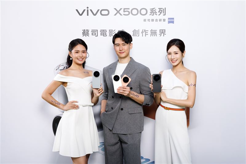 vivo X500 Pro Max 提供晴天白、星空灰、月夜黑與落日橘四色。其中,月夜黑款機身厚度僅 7.95mm,搭載高規格影像系統同時,兼顧輕薄設計與旗艦質感
