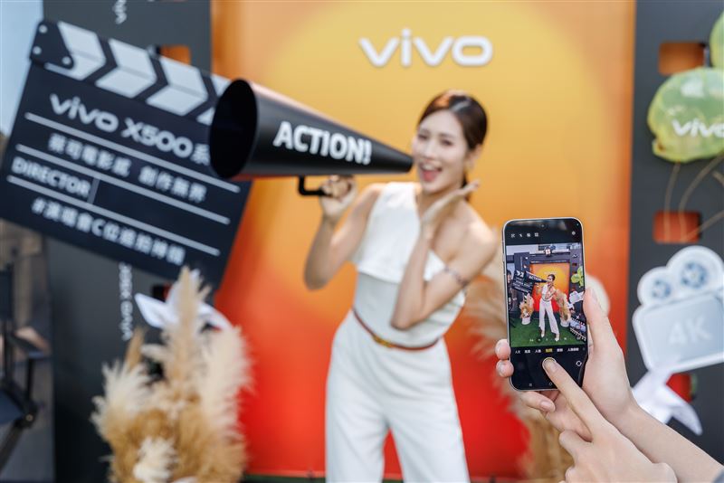 vivo X500 Pro Max 與 X500 Pro 支援 4K 240fps 電影級慢動作錄影,加入「旋轉運鏡」、周杰倫專屬「晴天」濾鏡及多種電影感色彩風格,幫助輕鬆打造個人風格影像作品