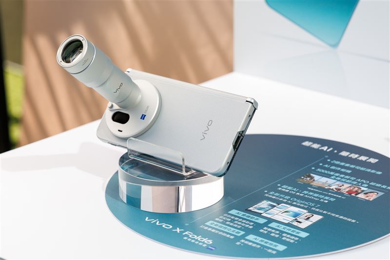 vivo 同步推出摺疊旗艦 X Fold6,主打市場首發支援專屬增距鏡,搭配 G2 增距鏡可將等效焦段延伸至 200mm,拓展大螢幕摺疊機的遠距拍攝應用