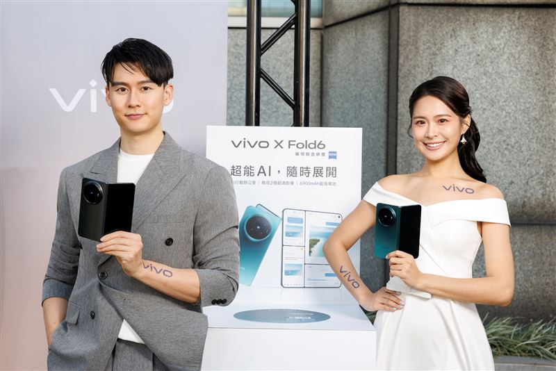 vivo X Fold6 配備 6.51 吋外螢幕與 8.02 吋 2K 蔡司大師色彩內螢幕,棱光黑款摺疊厚度僅 9.4mm、重量 228g,兼顧大螢幕視野與日常攜帶便利性