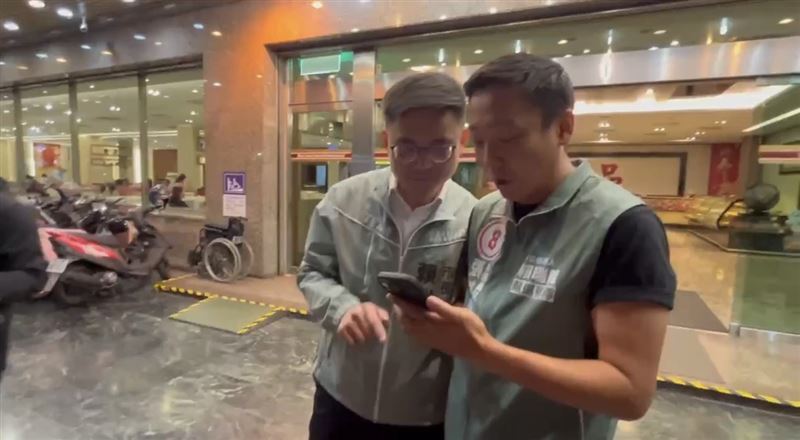 張以理合體賴瑞隆高唱《我喜歡你》大玩「5oooi」梗 展現創意幽默感，宣示共推「演唱會經濟3.0」將高雄打造「盛事之都」