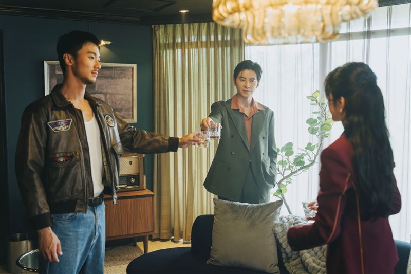 施柏宇(左起)、李國毅、邵雨薇在《微醺大飯店1980s》一起經營微醺大飯店。（圖／一念電影提供）