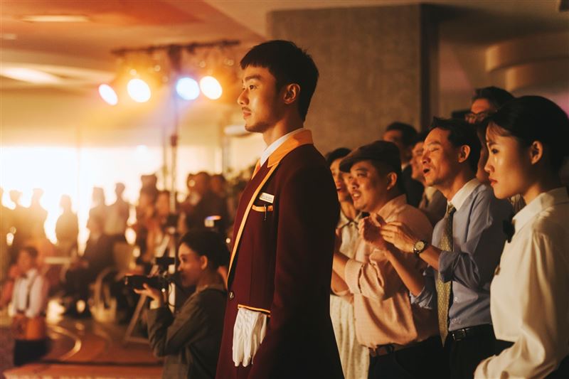 施柏宇飾演飯店經理魏仕倫，展現低調深情的一面。（圖／一念電影提供）