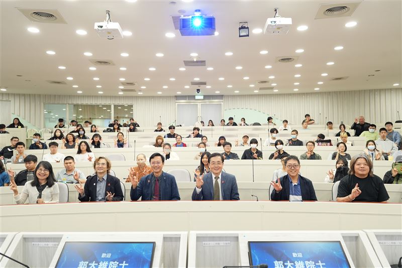 佛光大學今日特別邀請中央研究院院士郭大維蒞校舉辦專題演講。(圖/佛光大學提供)