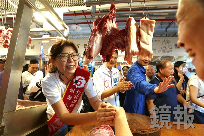 蔣萬安掛病號，老婆石舫亘繼續代打上陣，今上午到大安區成功市場掃街拜票。（鏡報姜永年攝）