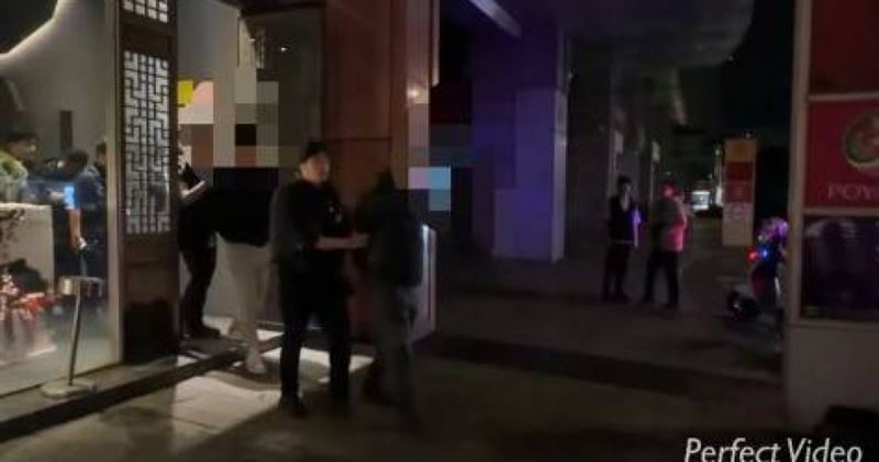 今天凌晨信義區隱世餐酒館發生砸店的暴力事件，警方快打部隊火速到場控制，但昨天該餐飲集團鄭姓負責人才因洩密案遭起訴，時間點相當巧合。（圖／警方提供）