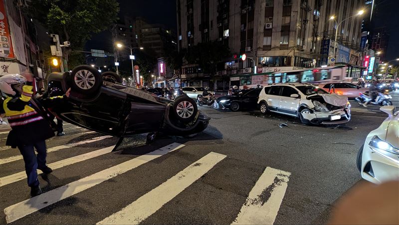北市晚間車禍！車輛翻覆、釀1人受傷送醫