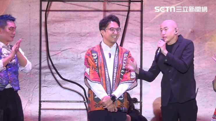 沈伯洋出席「即將成真火舞團」表演活動。(圖/翻攝畫面)