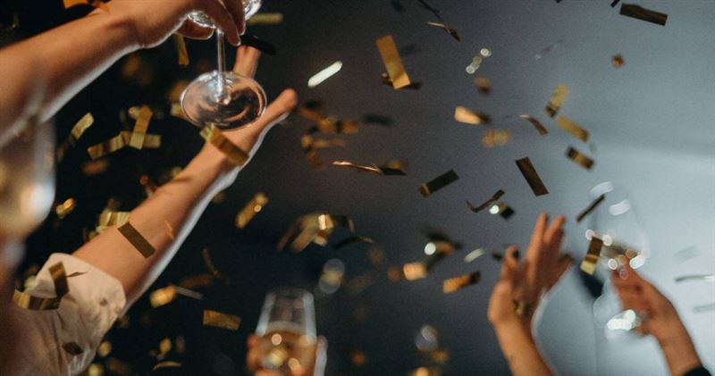 農曆新年將至,各大企業陸續舉辦尾牙酬勞員工,然而對於許多上班族來說,參與尾牙往往變成另一種社交負擔與「變相加班」。(圖/取自pexels)