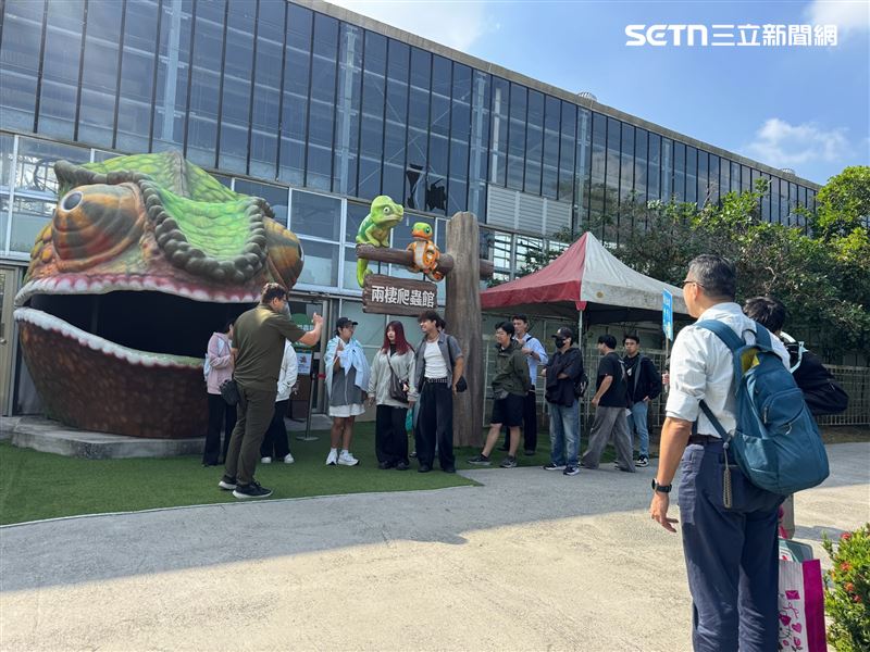 頑皮世界安排導覽,帶領大葉大學師生展開動物觀察與學習。(圖/頑皮世界提供)