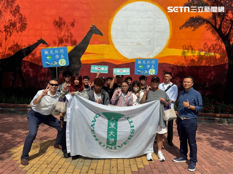 大葉大學觀光休閒學系師生走訪頑皮世界,透過園區導覽與經營交流,連結動物園教育體驗與觀光產業實務。(圖/頑皮世界提供)