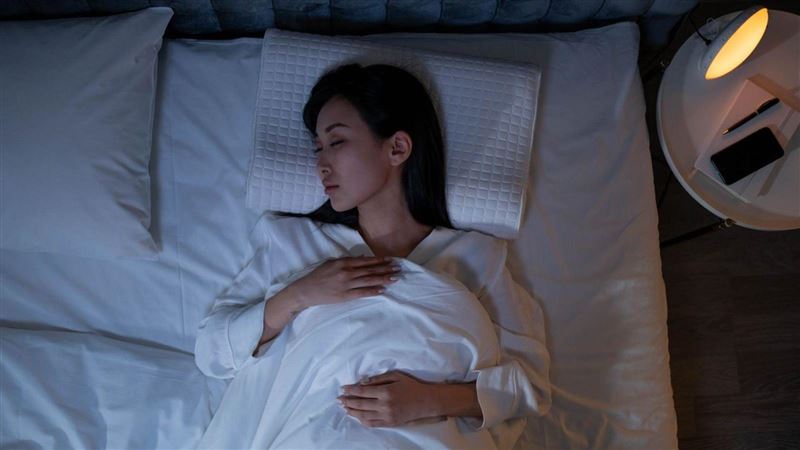 睡前肚餓該不該吃？醫：硬忍恐隔天吃更多