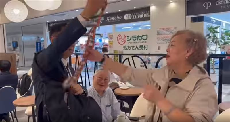 台南市長黃偉哲在日本熊本發洋流飄帶給台北市議員顏若芳選區的民眾。(圖/黃偉哲Threads)