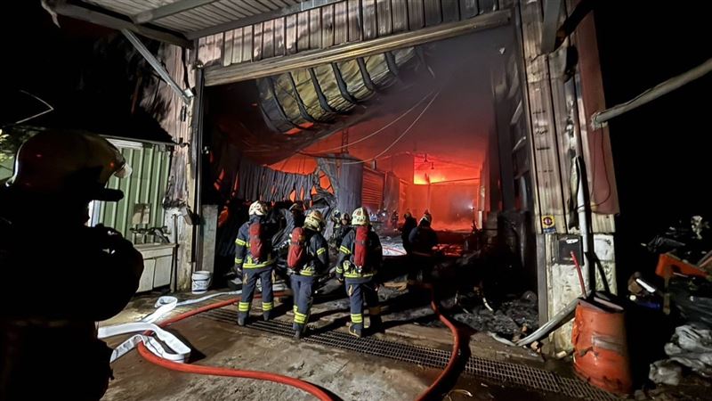 新北市林口區後湖52號之18一處連棟鐵皮工廠，今天（31日）凌晨發生嚴重火警。（圖／翻攝畫面）