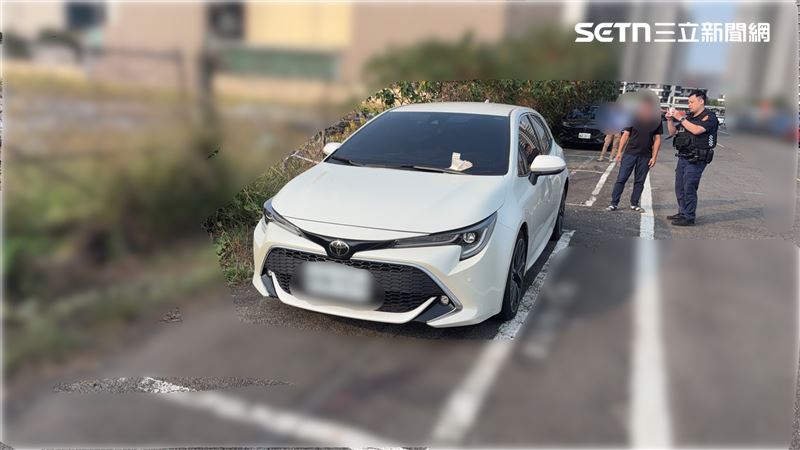 高雄市鳳山區昨天(30日)驚傳死亡案件,一輛車停在路邊停車格,一名男子不明原因倒臥車內,警消獲報到場,發現人已明顯死亡。(圖/翻攝畫面)