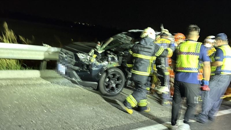 現場為大型車輛事故，釀成後方3輛小客車、1輛大客車追撞，共有5車肇事。（圖／翻攝畫面）