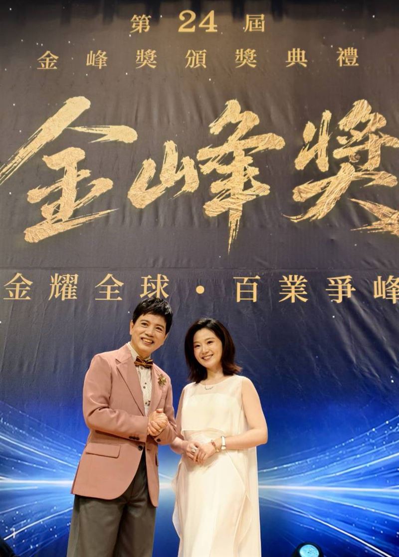 陳凱倫再度站上第24屆金峰獎頒獎典禮主持舞台,這次搭檔的依舊是童星出身、金鐘獎得主楊小黎。(圖/陳凱倫提供)
