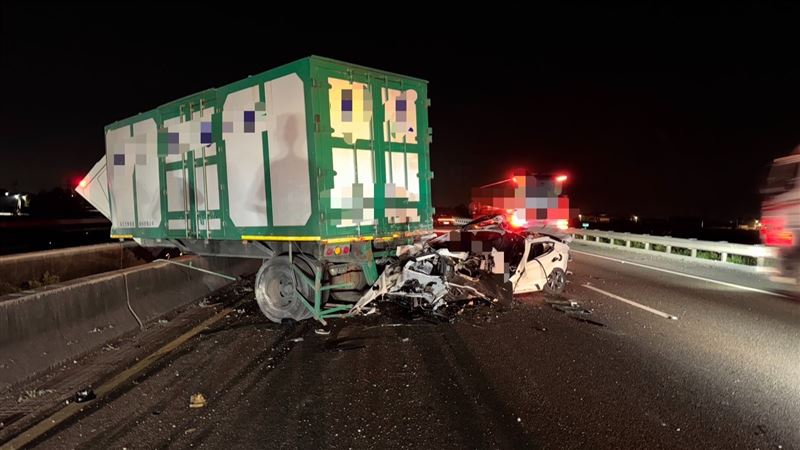 事故釀成後方4輛車追撞,造成2人死亡2人受傷送醫。(圖/翻攝畫面)