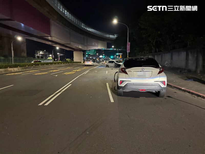 新北吳男開車追撞前方游男轎車,造成右腰、右手肘及雙手擦挫傷。(圖/翻攝畫面)