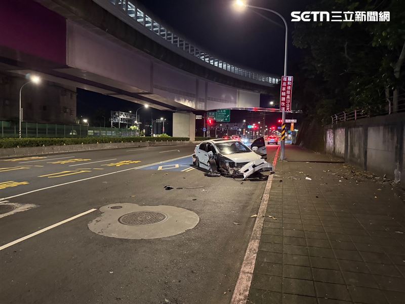 新北吳男開車追撞前方游男轎車,造成右腰、右手肘及雙手擦挫傷。(圖/翻攝畫面)