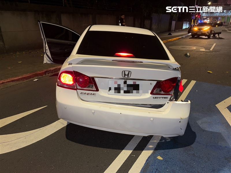 新北吳男開車追撞前方游男轎車,造成右腰、右手肘及雙手擦挫傷。(圖/翻攝畫面)