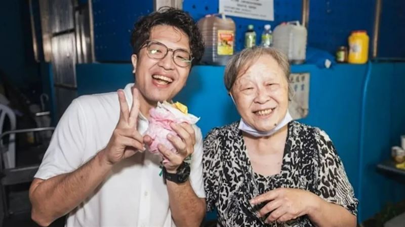 請沈伯洋吃蔥抓餅　這舉動讓名店闆娘誇讚