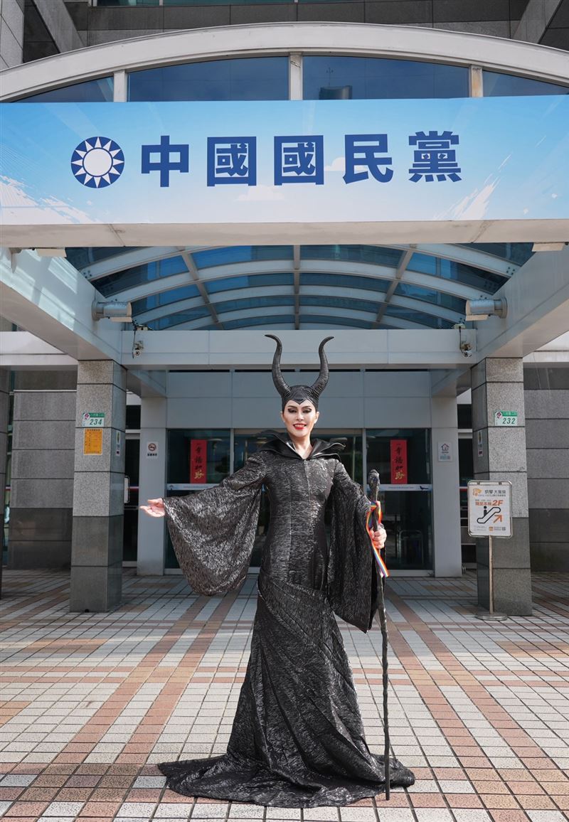 鄭麗文「線上參與」台灣同志遊行,變身《黑魔女》梅菲瑟(圖/國民黨提供)