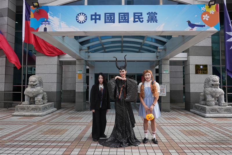 鄭麗文「線上參與」台灣同志遊行,變身《黑魔女》梅菲瑟(圖/國民黨提供)