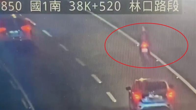 陳姓男子騎機車闖上高架後一路往南行進。(圖/翻攝畫面)