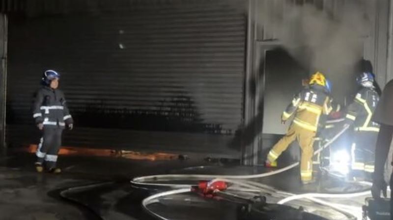 雲林婚宴會館倉庫暗竄出濃煙，警消人員獲報趕抵救援。（圖／翻攝畫面）
