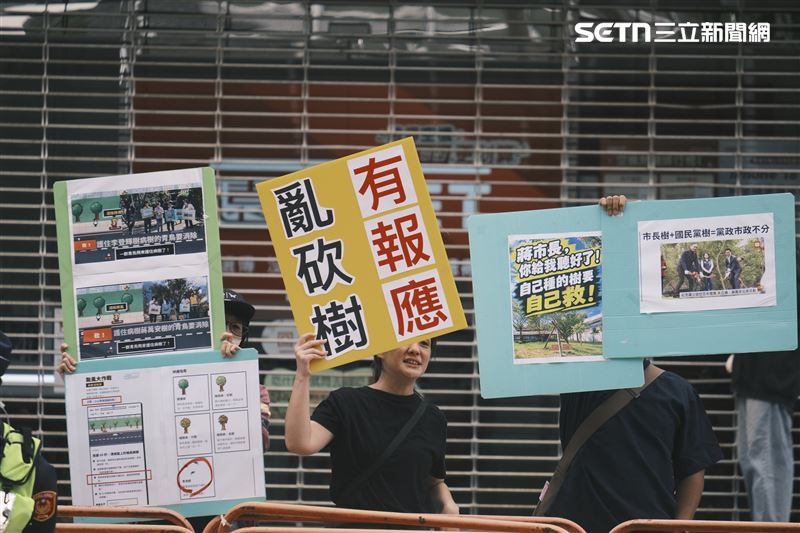 台北市長辯論前，場外有人舉牌抗議蔣萬安砍樹。（圖／記者楊士誼攝影）