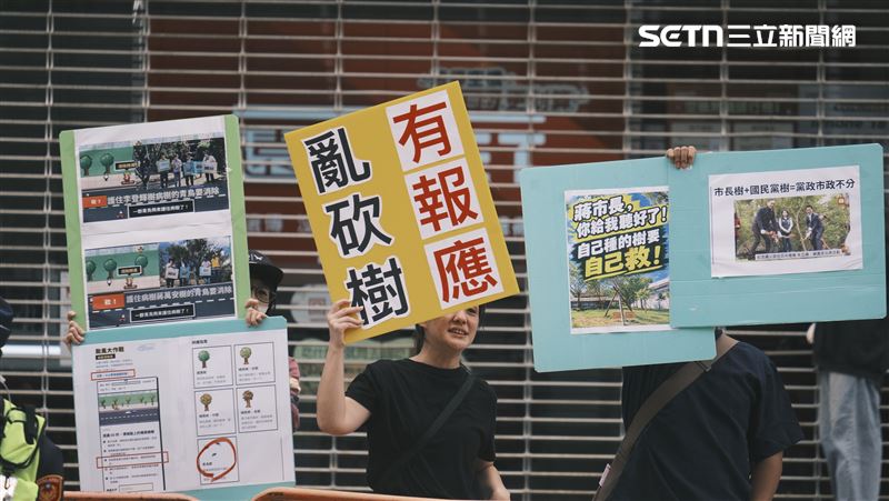 民眾舉牌抗議蔣萬安：亂砍樹會有報應