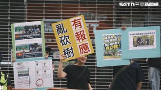 民眾舉牌抗議蔣萬安：亂砍樹會有報應