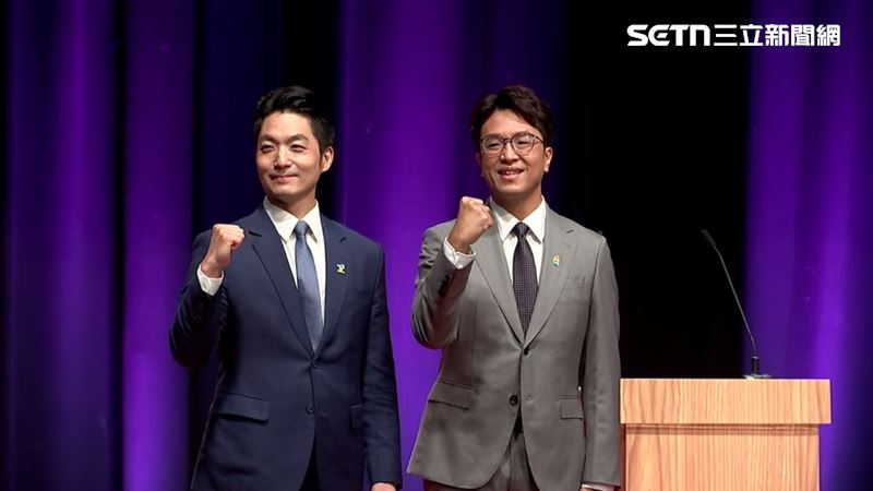 蔣萬安、沈伯洋辯論中午登場，兩人合照（圖／翻攝畫面）