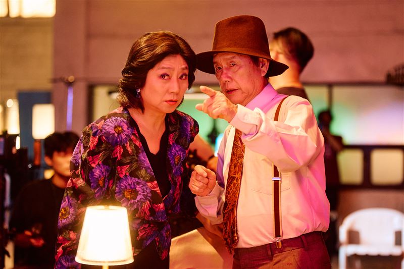 《我幹！》楊麗音（左）飾演過氣女星晚霞，與黃西田（右）在劇中有不少對手戲。（圖／公視台語台提供）