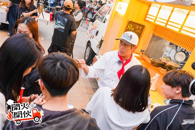 玖壹壹健志回到發跡地一中街如魚得水。(圖／TVBS提供)