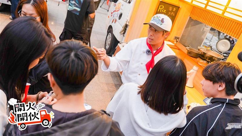 大咖男團成員街頭叫賣求生　驚人畫面曝光